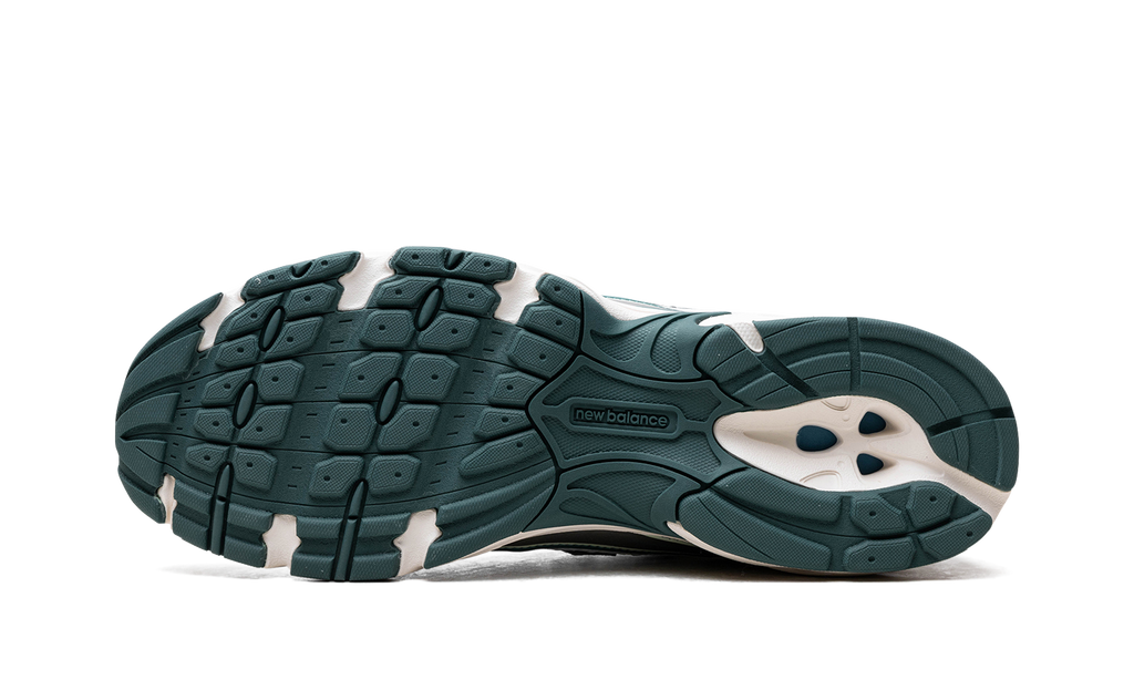 740 "White / Marsh Green" U740GR2